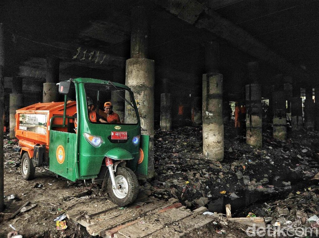 CMNP Segera Pagari Kolong Tol Priok Setelah Sampah Bersih